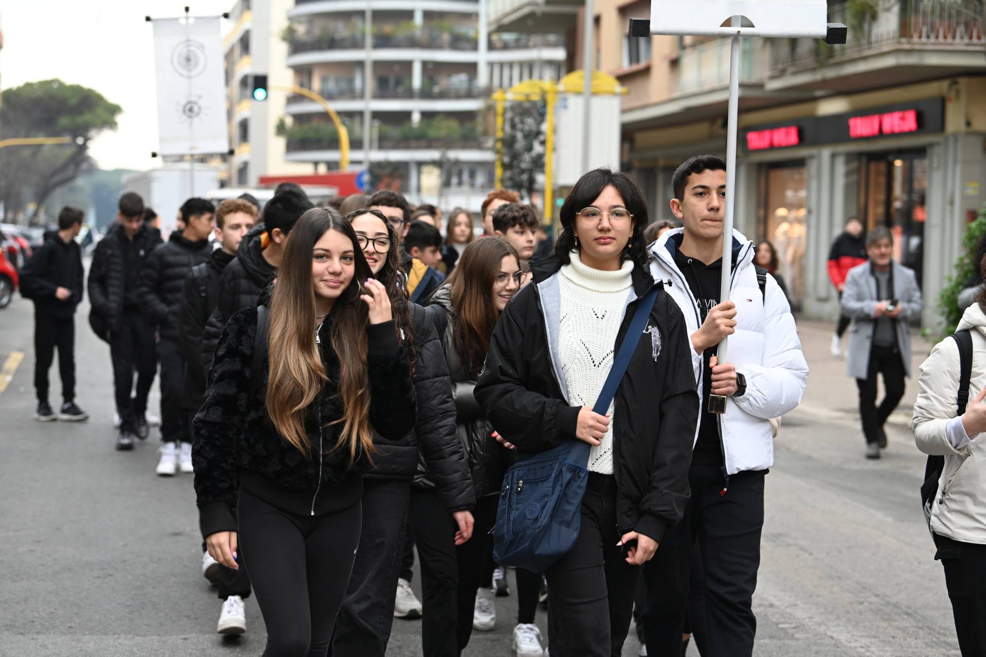 La crociata dei bambini, un corteo silenzioso per le strade di Ostia